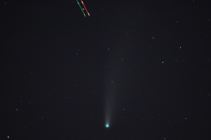 Cometa C/2020 F3 NEOWISE con aeroplano