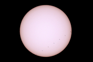 Transito della ISS davanti al Sole (composizione di 7 foto)
