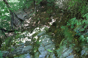 Passaggio roccioso sul sentiero tra Zalto e Gola di Lago Passaggio roccioso sul sentiero tra Zalto e Gola di Lago