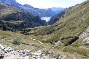 Sentiero che scende al Lago di Luzzone Sentiero che scende al Lago di Luzzone