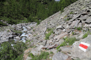 Sentiero tra le rocce (guardando indietro)