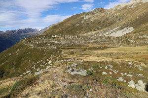 Sentiero che scende al Lago del Rosso di Dentro