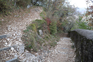 Sentiero che scende dal Monte San Salvatore