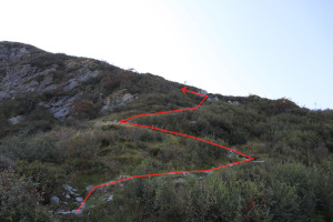 Sentiero che sale al Monte Tamaro con tracciato