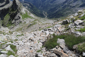 Sentiero che scende alla Bocchetta di Mügaia