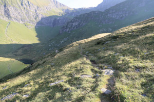 Sentiero che sale ai Laghetti di Taneda