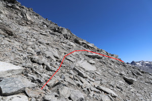 Passaggio sulla cresta est della Cima di Camadra (con tracciato)