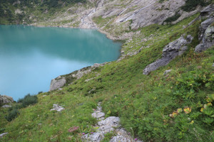 Sentiero che scende al Lago del Zött