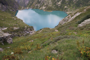 Sentiero che scende al Lago del Zött