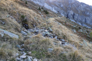 Traccia che sale ai Laghi di Mottella