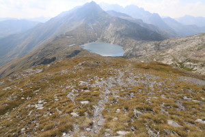 Sentiero che scende al Lago Retico